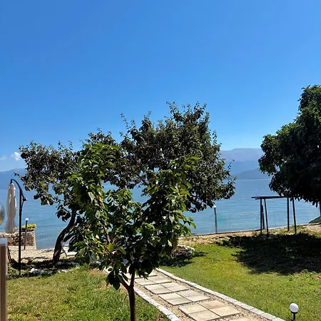 Lakefront House شقة
